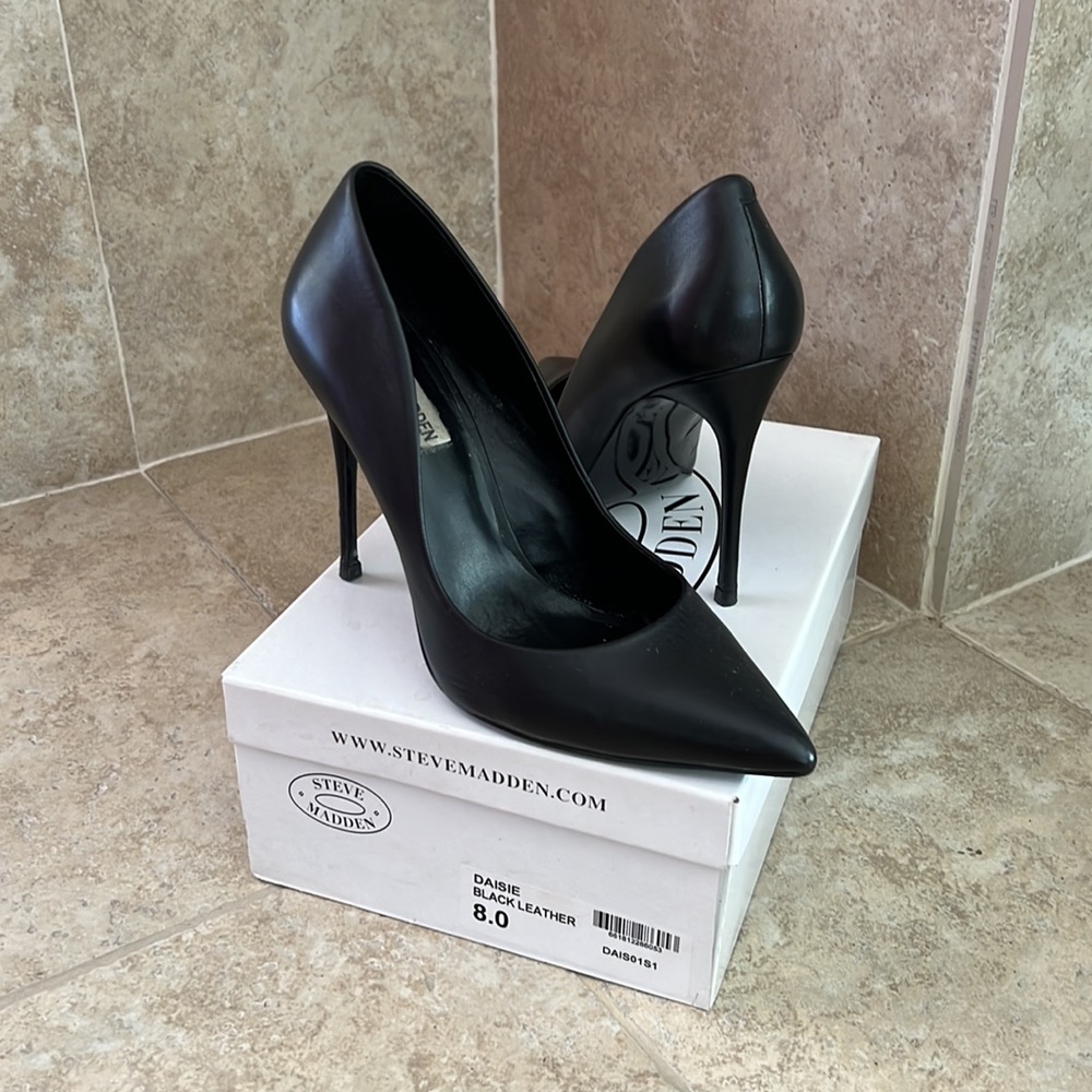 STEVE MADDEN- Daisie Black Leather Heels